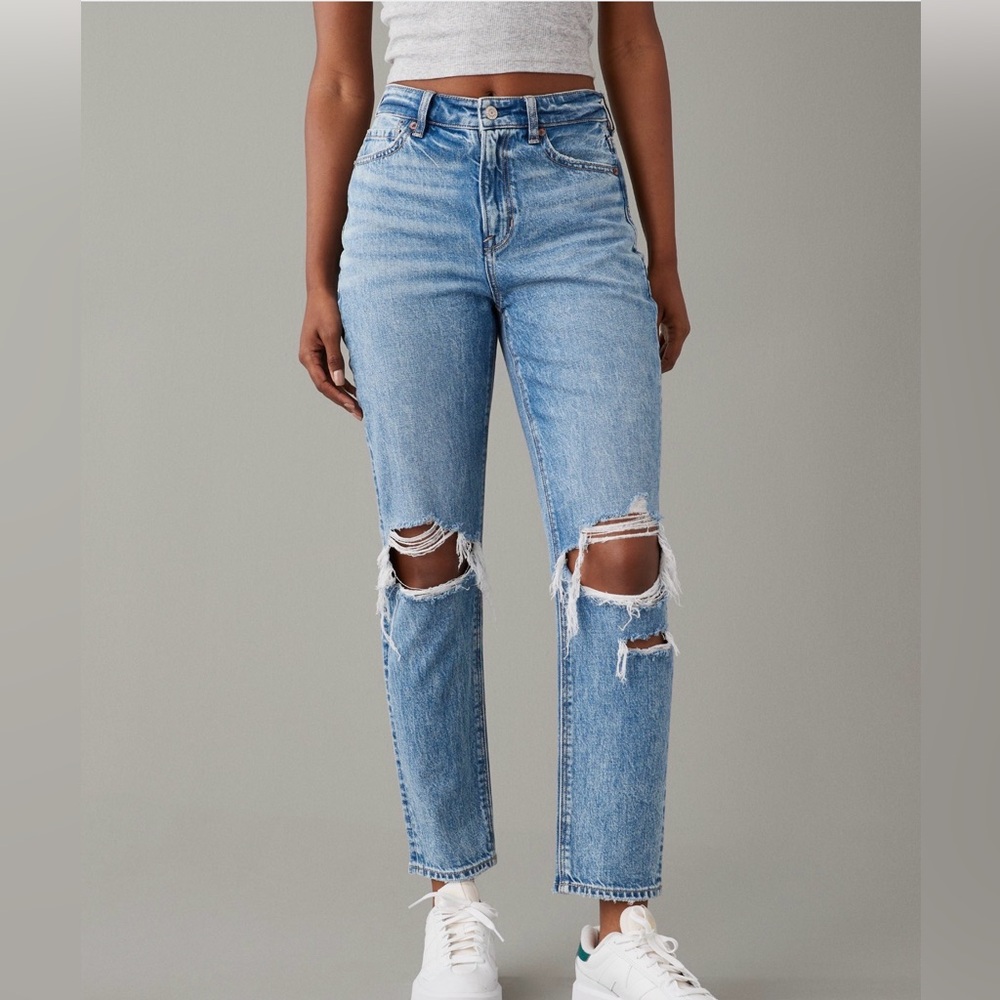 🔥NWT🔥American Eagle Outfitters Women’s Strigid Mom Jeans - Size 6